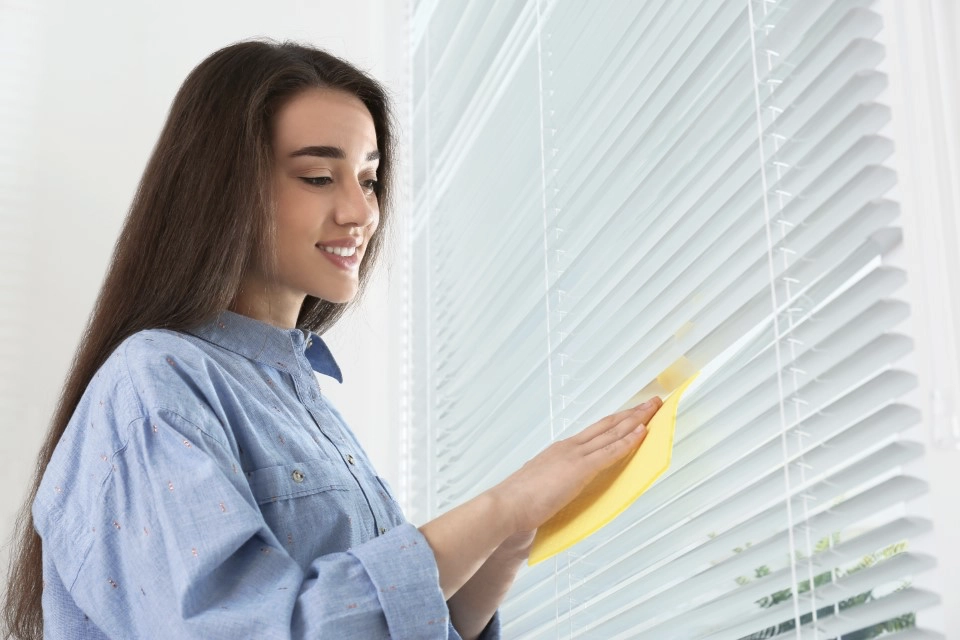 cleaning aluminium blinds.webp